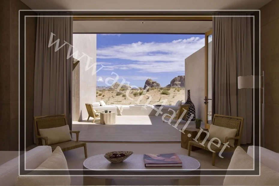 النوافذ الكبيرة والأبواب الواسعة